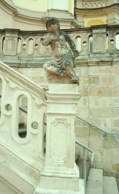 bir heykel ile eski merdiven Tırabzan ayakları