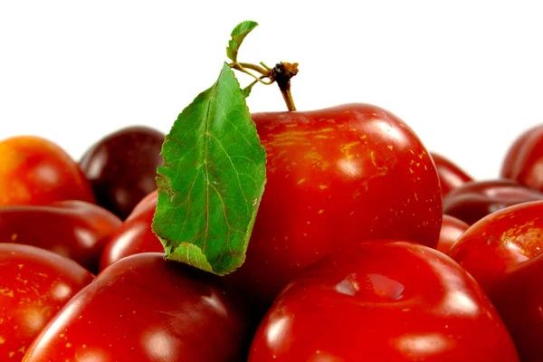 Reife Früchte Rot Mit Grünem Blatt Glänzende Oberfläche Gartenprodukt Nahaufnahme — Stockfoto
