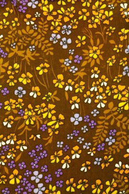 Brown'un Tekstil, sarı ve mor çiçekler