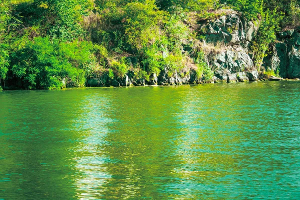 kayalık nehir bankası