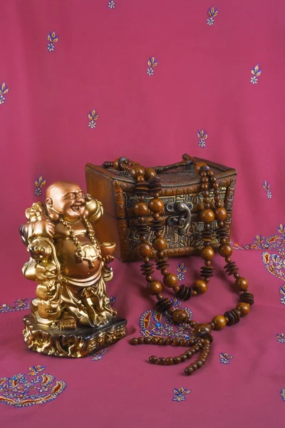 Άγαλμα του Βούδα, κουτί κοσμήματα, ξύλινα χάντρες — Φωτογραφία Αρχείου