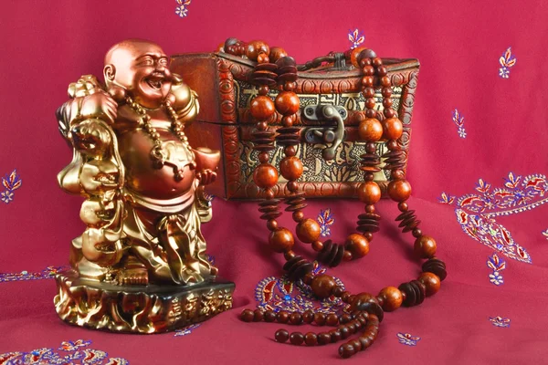 Statuetta di Buddha, cofanetto, perline in legno — Foto Stock