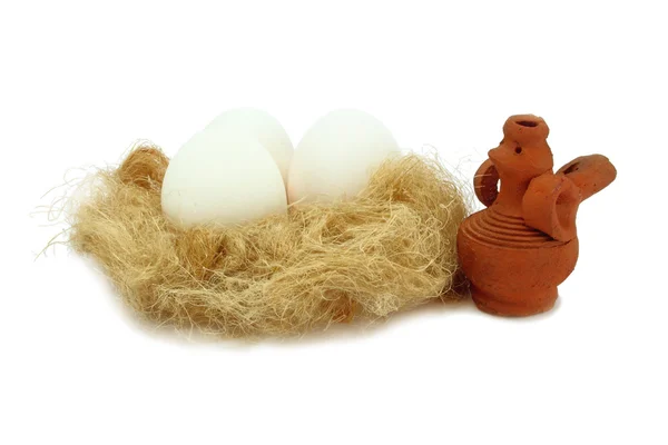 흙에서 치킨, 둥지에 있는 계란 — 스톡 사진