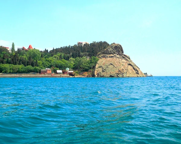 Vallende stenen op zee — Stockfoto