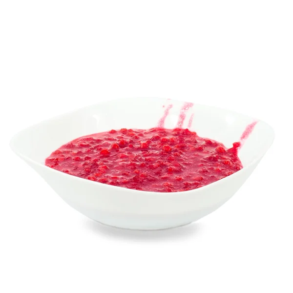 Beyaz bir tabak içinde püre şeker kızılcık