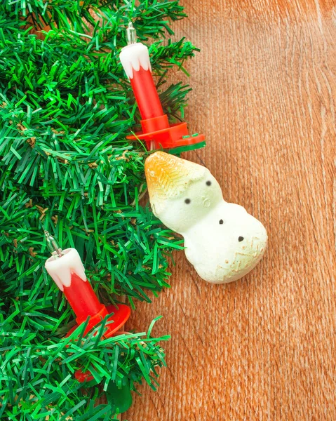 Árvore de Natal artificial, velas elétricas e boneco de neve — Fotografia de Stock