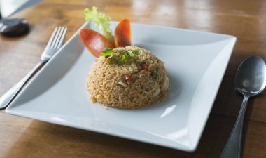 Tayland usulü kızarmış pirinç.