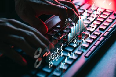 Arama, çalışma, alışveriş, e-öğrenme ve sosyal bağlantı için klavye bilgisayarı kullanan insanlar