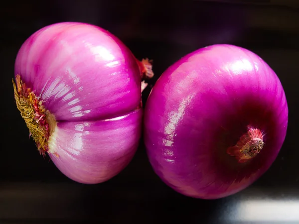 Schalotten in eine Schüssel geben — Stockfoto