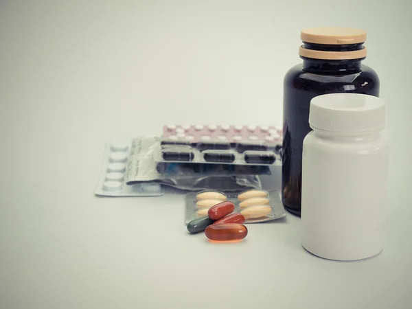 Botellas de medicamentos y pilas de medicamentos —  Fotos de Stock