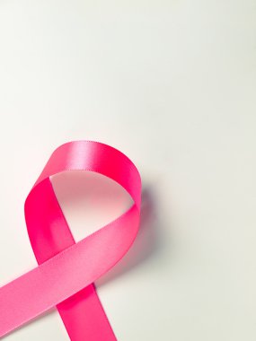 Beyaz arkaplanda pembe kurdele 