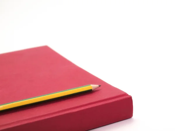 赤い本と鉛筆 — ストック写真