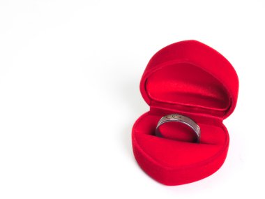 Aşkın kalp şeklinde yüzük, 