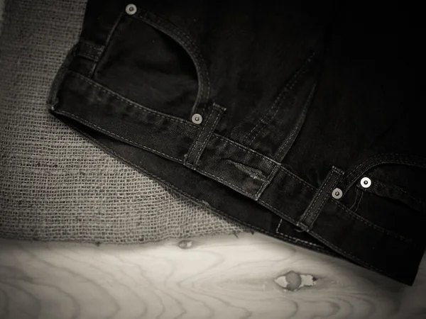 Czarne jeansy, umieścić na worze — Zdjęcie stockowe
