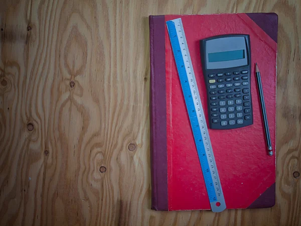 旧红色封面笔记本和计算器 — 图库照片