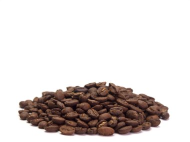 Beyaz arka planda izole kahve çekirdekleri.