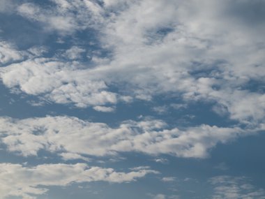 Beyaz kabarık bulutlar