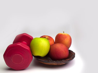 Kırmızı dumbell ağırlık ile ve Uygula