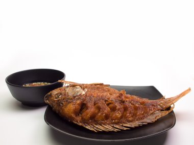 Kızarmış Balık bir tabağa koy