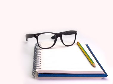 Kalem, kitap ve gözlük 