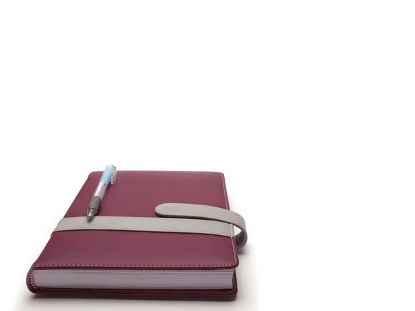 Бизнес, концепция образования. Ручка с ноутбуком . — стоковое фото