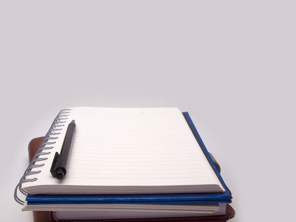 Primer plano del negocio, concepto de educación. Pluma con cuaderno . —  Fotos de Stock