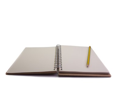 defter ve kalem, beyaz bir arka plan üzerine yerleştirilen.