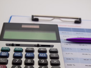  Kalem ve Hesap makinesinde muhasebecinin Resepsiyon kapatmak.