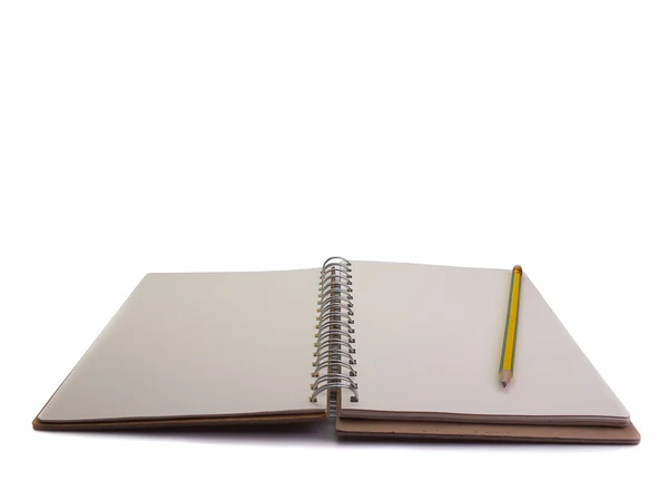 Cuaderno y lápiz, colocado sobre un fondo blanco . —  Fotos de Stock