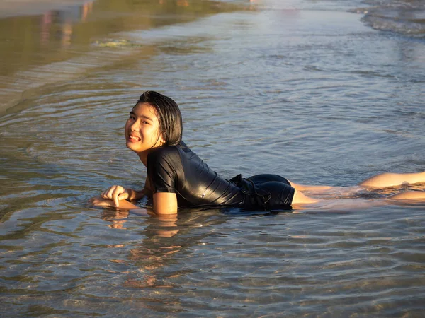 Счастливая Девочка Подросток Веселится Море — стоковое фото