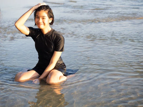 Mutlu Genç Kız Denizde Eğleniyor — Stok fotoğraf