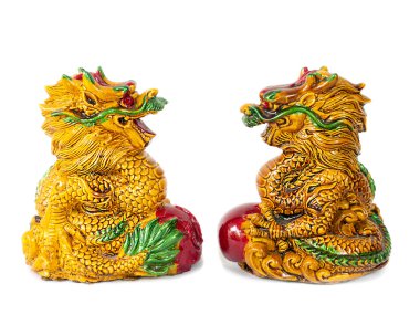 Altın ejderha heykeli