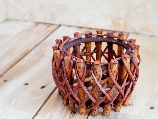 Wickerwork, woodwork, to weave a basket. — Stock Photo, Image