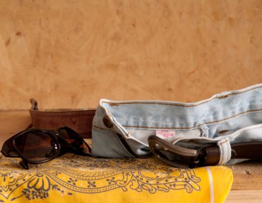 Mavi jeans, tahta bir masanın üzerinde yatan.