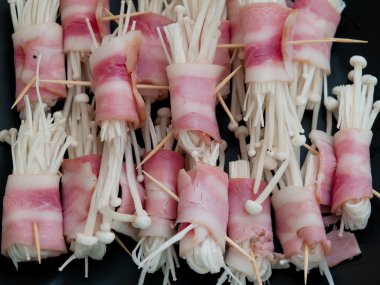 Domuz eti slayt, mantar ile iç içe.