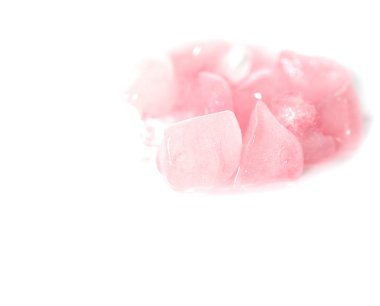Buz, kristal pembe su karışık.