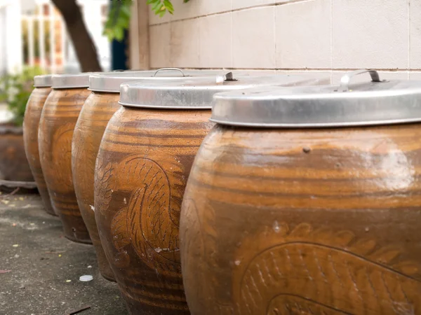 Grote water pot, pot met water, — Stockfoto