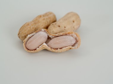 yer fıstığı, beyaz bir arka plan üzerine koymak.