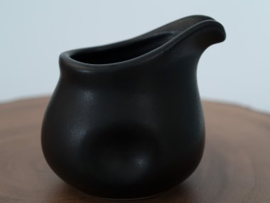 cam sürahi, siyah ahşap bir yere yerleştirilir.