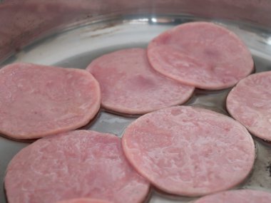 Jambon, pastırma, sıcak tabakta ayarla.