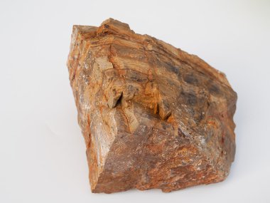 Taş, beyaz bir arka plan üzerine yerleştirilen