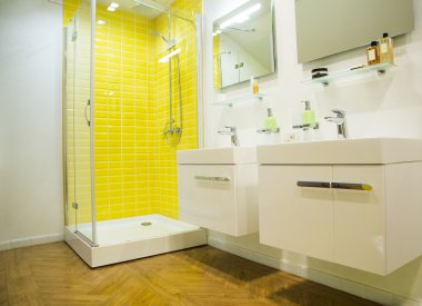 Cam duş ve dikdörtgen tarzı banyo lavabolar ile yeşil Fayans ile Banyo sarı modern iç.