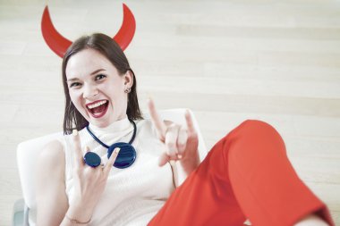 şeytan boynuzu jest gösterilen kadın