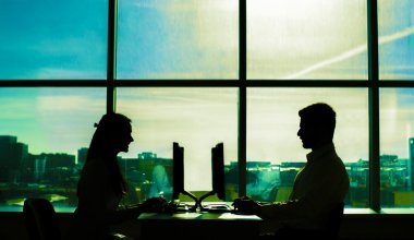 İşadamı ve işkadını görevdeler.