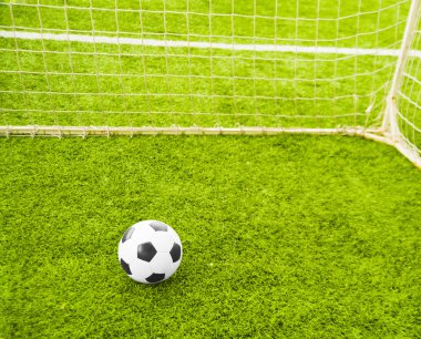 Yeşil çimlerde futbol topu 