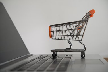 küçük alışveriş sepeti laptop standı 