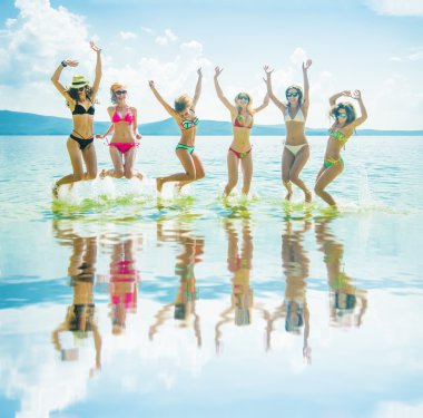 görünümünde grup arkadaşları sahip eğlenceli tropikal plaj yaz. Yaz saati