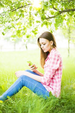 Kız cep telefonu tutan 