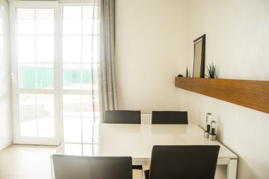 büyük pencereli mutfak arka planı