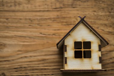 pencere ile küçük ev 